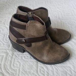 Girls ankle boots by Soda